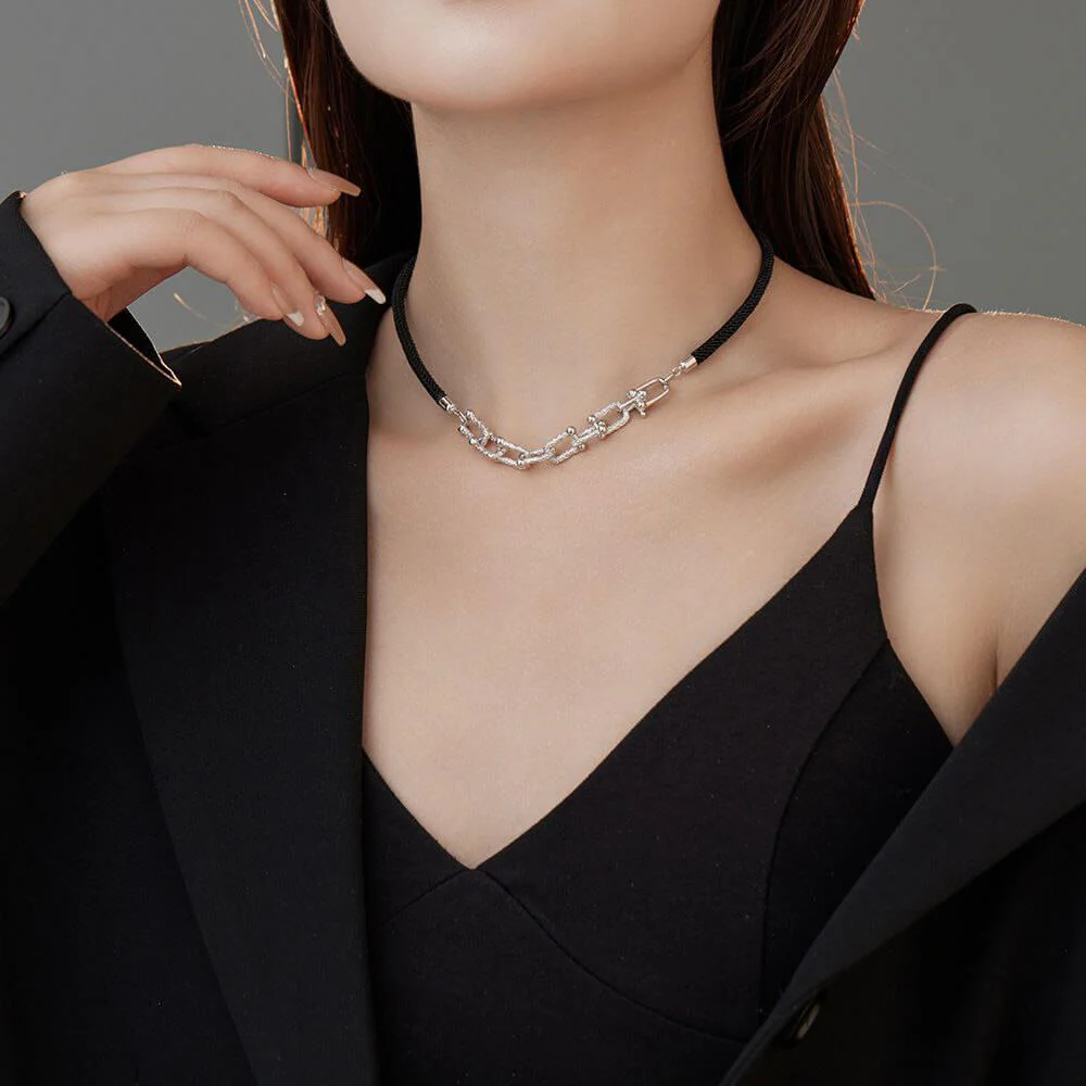 Horseshoe Chain Tang Grass Pattern Statement Necklace - Image 5